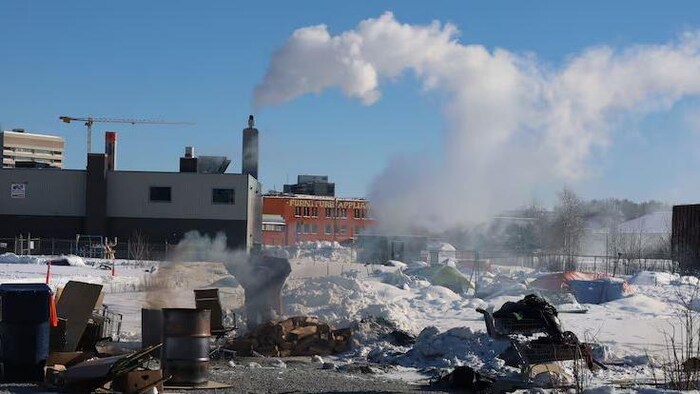 Des feux sont désormais autorisés dans des barils au campement de sans-abri Energy Court à Sudbury.