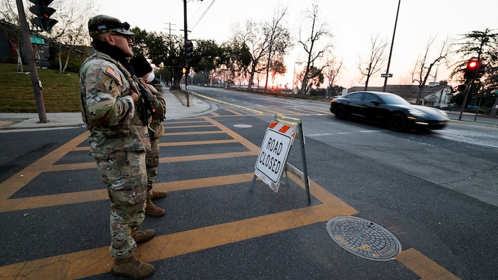 Des soldats montent la garde dans une rue.