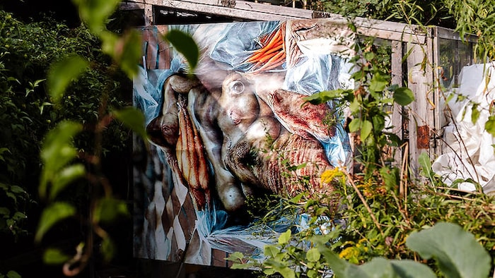 Une œuvre dans un jardin.