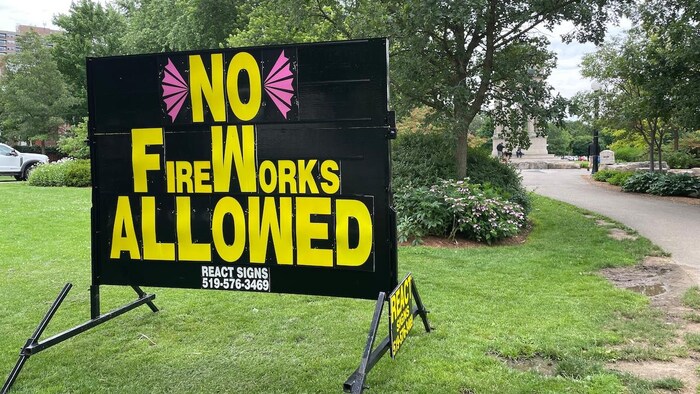 Une affiche qui montre les mots "feux d'artifice interdits" en anglais.