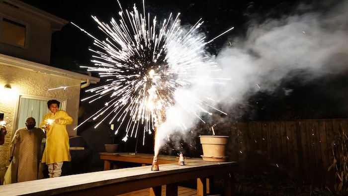 Un feu d'artifice dans une cour arrière.