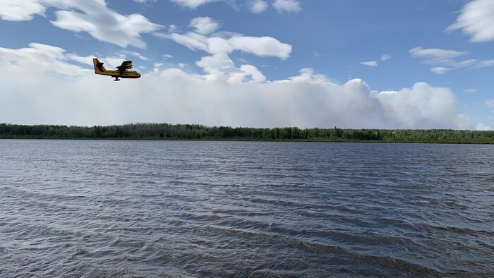 Un avion-citerne au-dessus d'un lac.