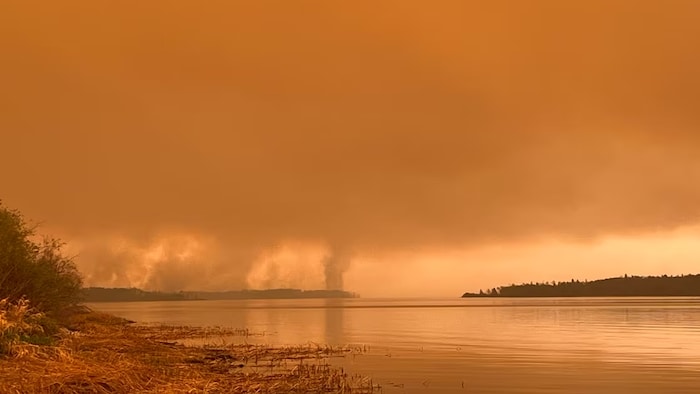 La fumée d'un feu de forêt près de Buffalo Narrows, en Saskatchewan, le 18 mai 2023.