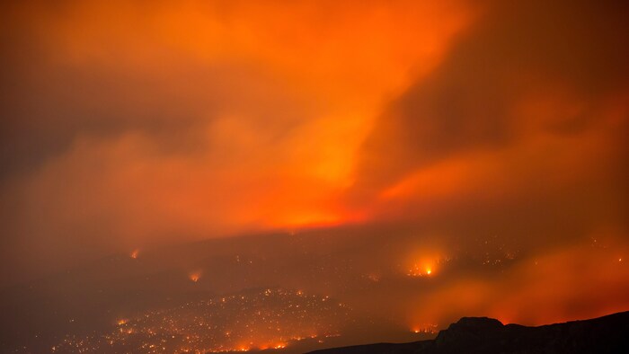 Un feu de forêt brûle dans une montagne à l’est de Cache Creek en Colombie-Britannique le 10 juillet 2017. 