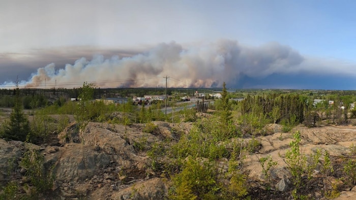 Un feu de forêt près de Flin Flon, le 28 mai 2025. 