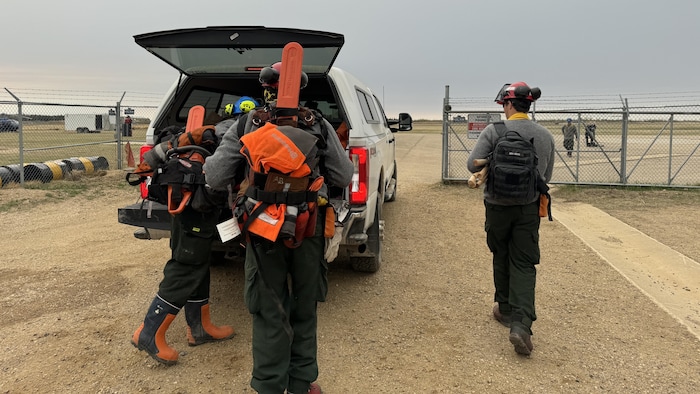Des pompiers forestiers à l'aéroport de Fort McMurray se préparent à combattre le feu près de Fort McMurray (12 mai 2024).