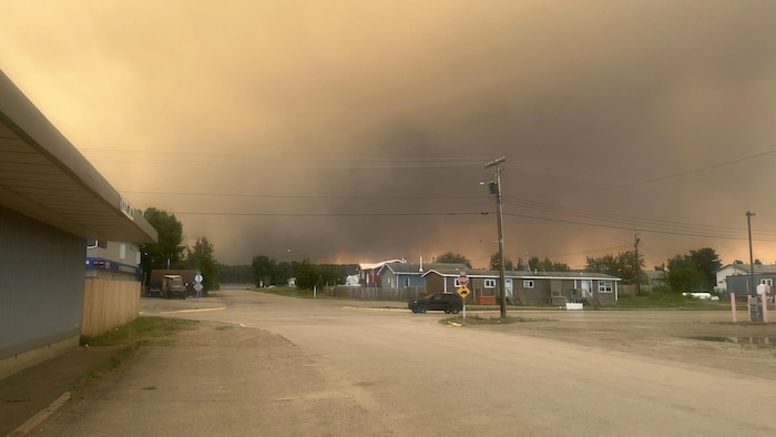 Un panache de fumée s'élève dans le ciel.