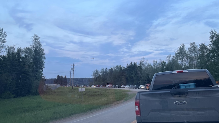 Des voitures font la file lors de l'évacuation de Fort Simpson