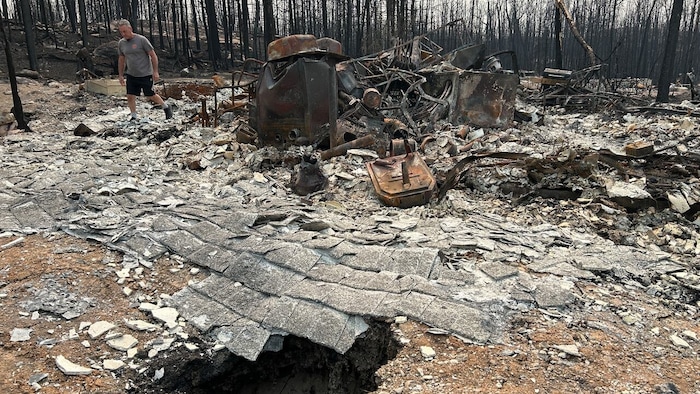 Les ruines d'une maison prise dans un feu de foret.