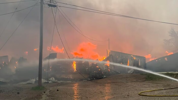 Un établissement de La Ronge en feu.