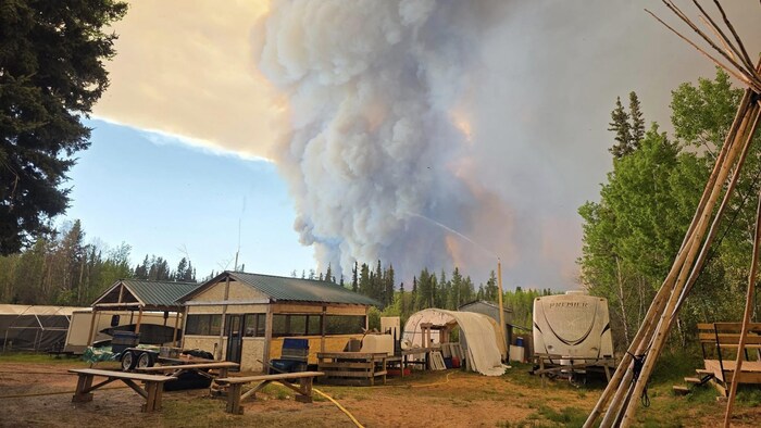La fumée d'un feu de forêt en arrière-plan. Des structures en premier plan.