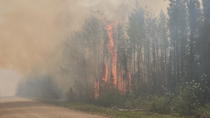 Un feu de forêt près du village de Weyakwin, en Saskatchewan, en mai 2025.
