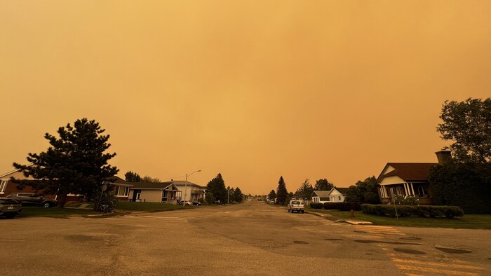 Le ciel de Senneterre était orangé tant la fumée était épaisse en après-midi le 6 juin.