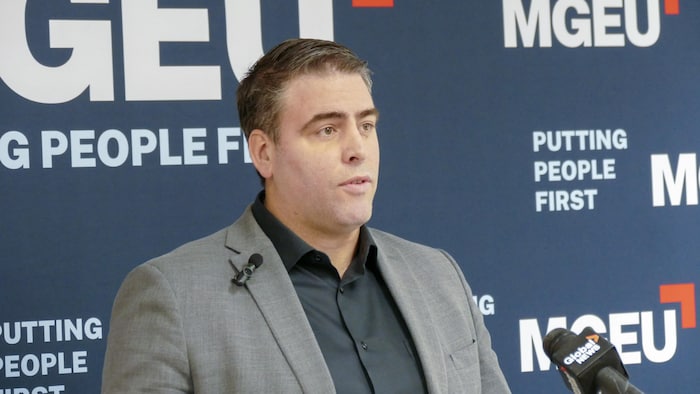 Kyle Ross parle lors d'une conférence de presse.