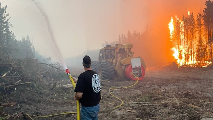 Un homme bravant les flammes.