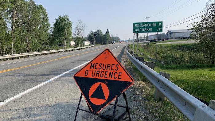 Une pancarte annonçant des mesures d'urgence à 85 kilomètres de Lebel-sur-Quévillon et à 339 kilomètres de Chibougamau.