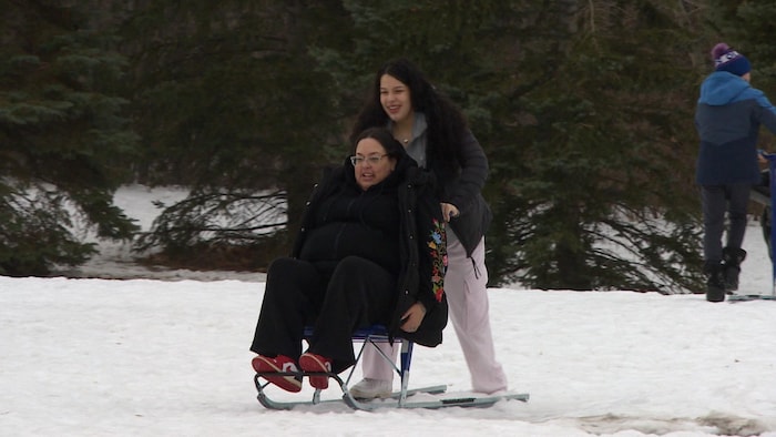 Deux femmes qui jouent dans la neige.