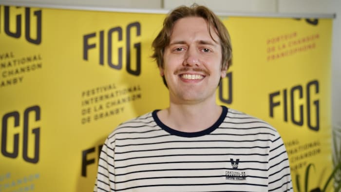 L'artiste, Aleksi Campagne, lors du 58e Festival international de la chanson de Granby.
