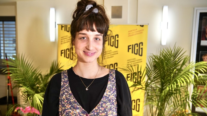 L'artiste, Alexandrine Larson, lors du 58e Festival international de la chanson de Granby.