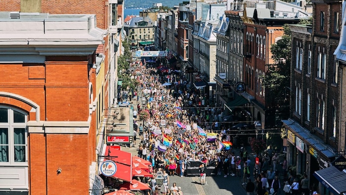 Une grande marche vue des airs dans les rues de Québec.