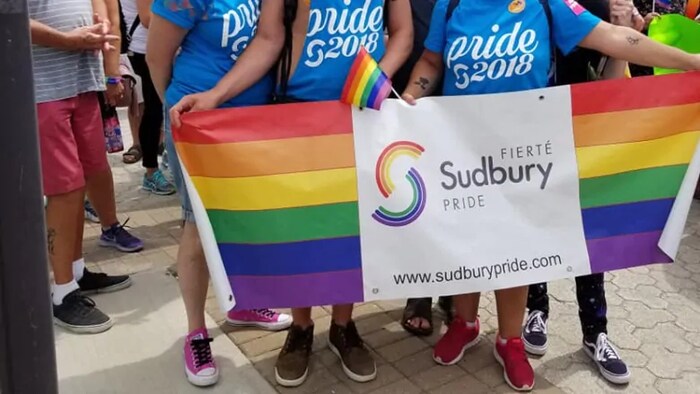Une bannière de Fierté Sudbury Pride aux multiples couleurs