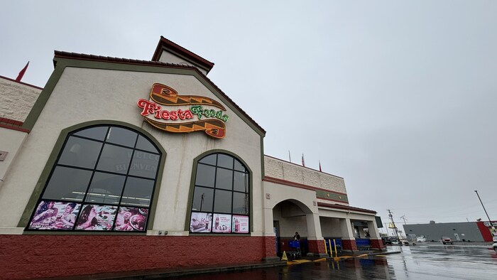 L'entrée d'une épicerie avec son enseigne Fiesta Foods.