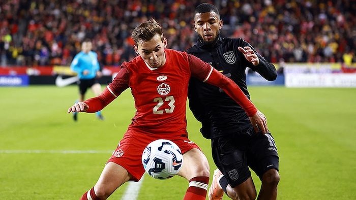 Un joueur de l’équipe de soccer masculine du Canada sur le terrain. 