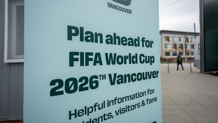 Un panneau informatif de la FIFA placé dans une rue.