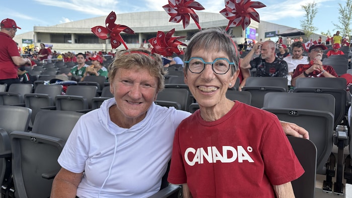 Bernadette Koppa et une autre femme sont assises dans les gradins du PNE.