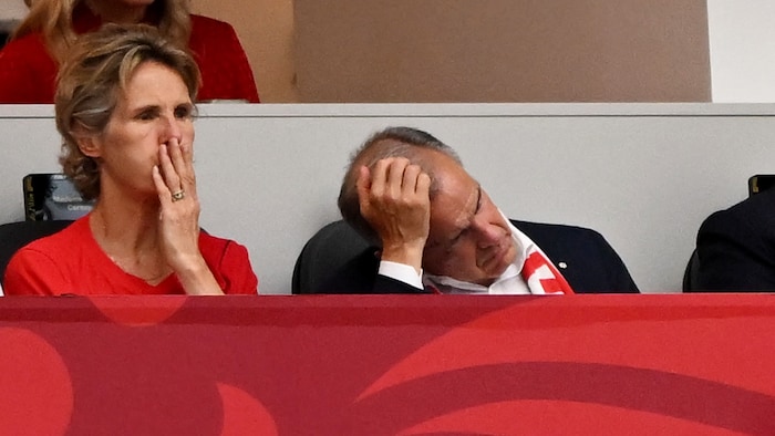Mark Carney et sa femme sont assis dans les gradins du Stade de Vancouver.