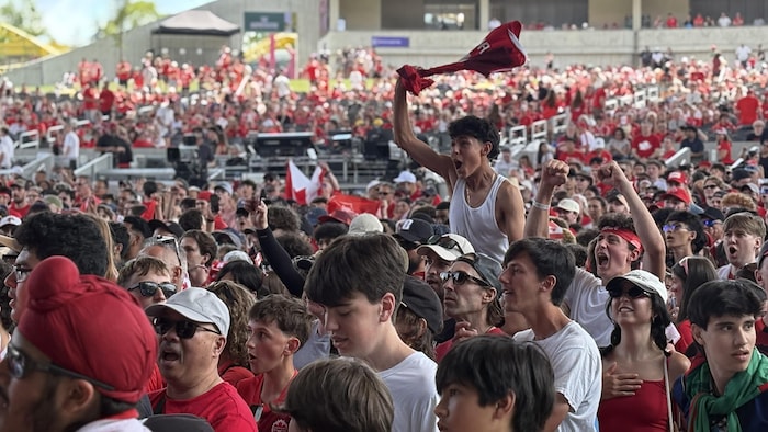 Une foule de supporteurs du Canada regardent le match au PNE.
