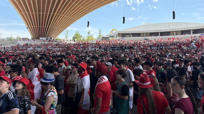 Les supporteurs du Canada sont réunis au PNE pour regarder le match, le 24 juin, à Vancouver.