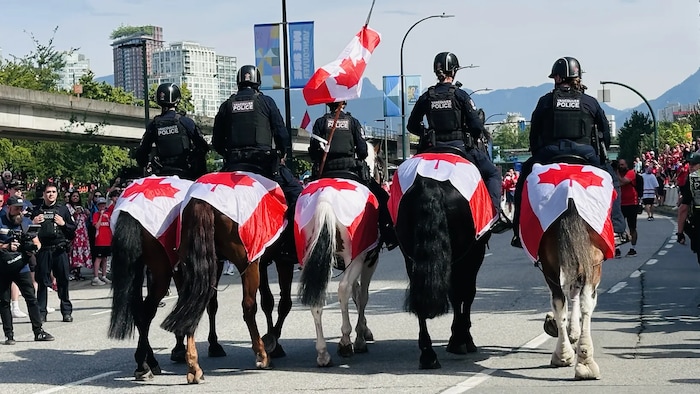 Les chevaux de la police montée sont aussi aux couleurs du Canada.