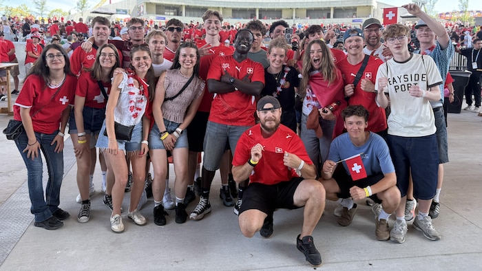 Les supporteurs de l'équipe suisse en train de poser pour une photo de groupe.