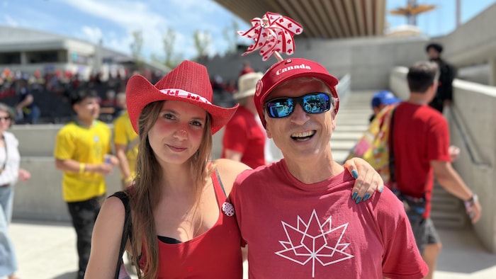 Mark Kitchener et sa fille Zoe sont debout au PNE, à Vancouver.