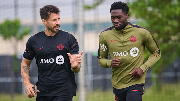 Le Canadien Alphonso Davies effectue des tours de piste lors d’une séance d’entraînement de l’équipe canadienne pour la Coupe du monde à Toronto, le mercredi 10 juin 2026.