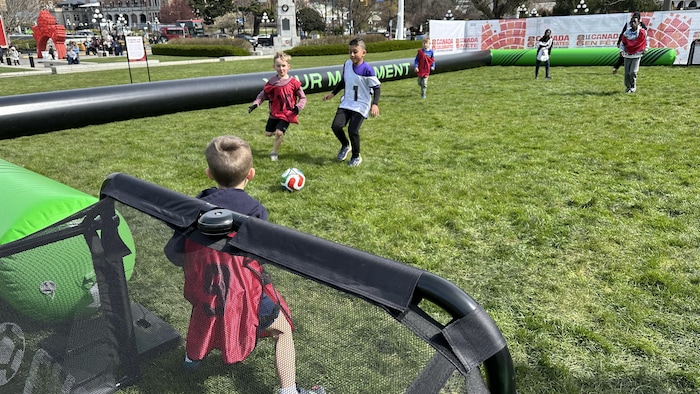Des enfants jouent au soccer.