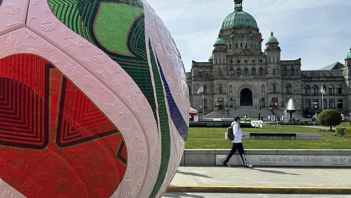 Un énorme ballon devant l'Assemblée législative.