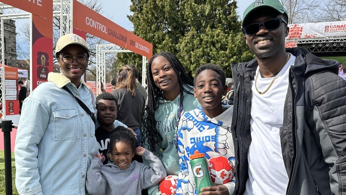 Une famille sourit.