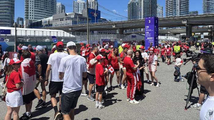 Des gens se massent près de l'entrée officielle du stade de Vancouver.