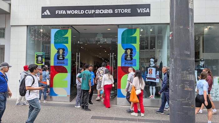 Des clients rentrent dans le magasin de la FIFA sur la rue Granville à Vancouver.
