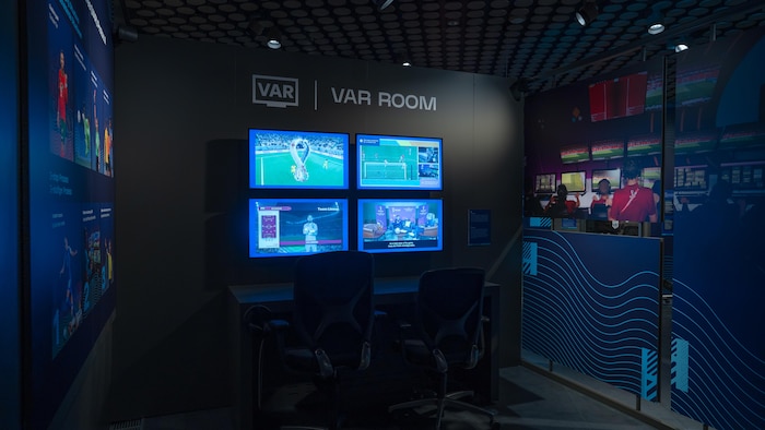 Une grande cabine avec quatre écrans vidéos.