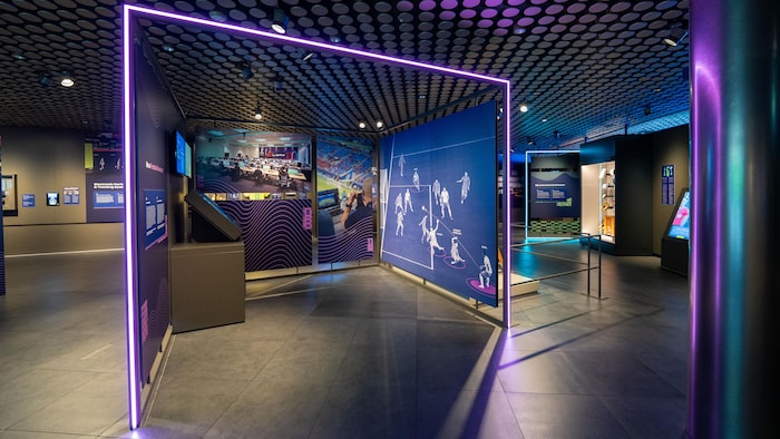 Différents panneaux sur le thème du shot    installés dans le mileu d'une salle.