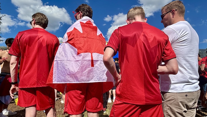 Des supporters canadiens encouragent leur équipe nationale dans la zone des partisans de Toronto.