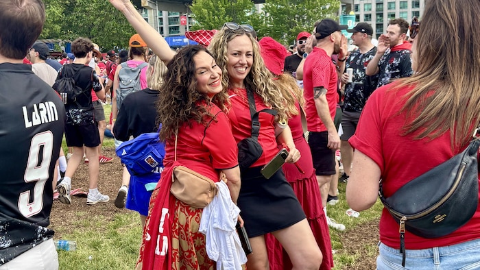 Des supporters restent au FIFA Fan Festival après le match pour profiter de l'ambiance.