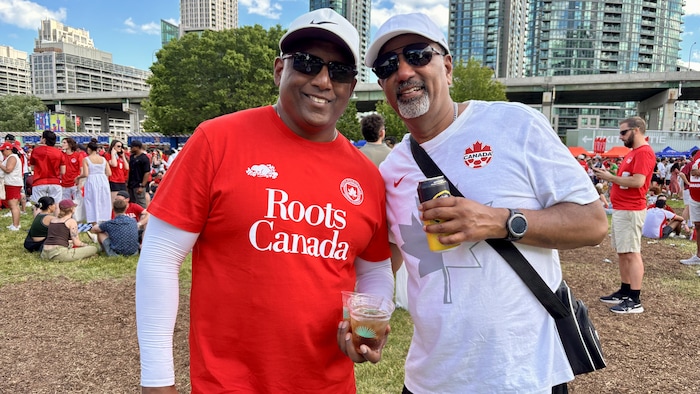 Des supporters canadiens profitent de la mi-temps pour s'offrir des rafraîchissements.