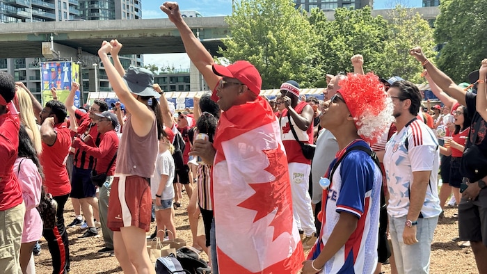 Les supporters canadiens attendent avec impatience le début du match d'ouverture à Toronto.