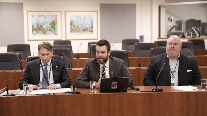 Andrew Posluns, à gauche, Michael Brewer, au centre, Sean Fuller, à droite, lors d’un point de presse pour présenter le plan de mobilité de Toronto pendant la Coupe du monde de la FIFA.
