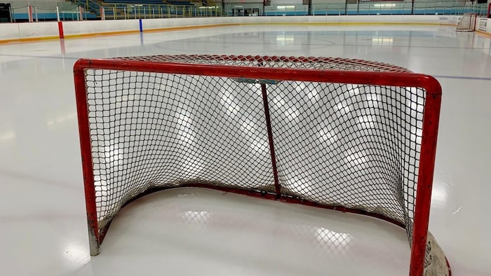 La pénurie d’arbitres entraîne l’annulation de matchs de hockey mineur ...