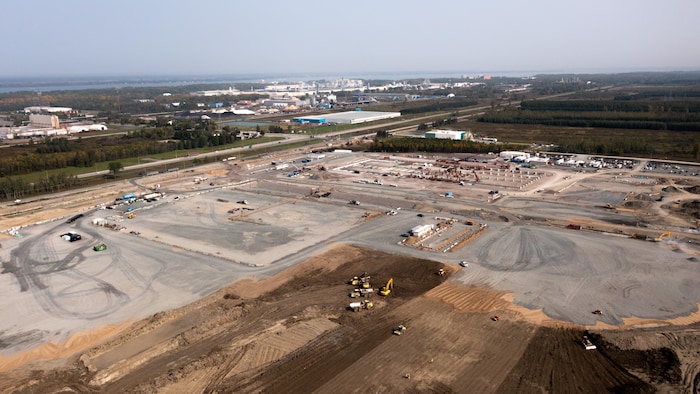 Vue aérienne du terrain de construction de l'usine Nemaska Lithium.
